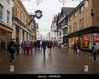 La grande rue à Winchester, Hampshire, Angleterre pendant la période de Noël Banque D'Images