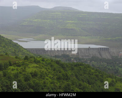 Long coup de barrage, près de bhimashankar dimbe, Maharashtra, Inde Banque D'Images