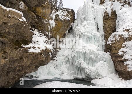 Cascade de glace glacée célèbre Johnston Canyon Winter Landscape vue panoramique. Parc national Banff montagnes Rocheuses Alberta Canada Banque D'Images