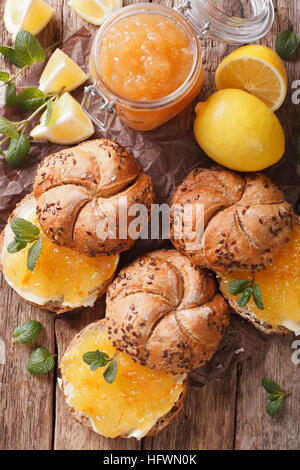 Brioche avec confiture de citron, de menthe et du beurre sur la table close-up. vertical Vue de dessus, rustique Banque D'Images