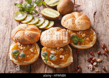 Sweet sandwiches au beurre d'arachide et confiture de kiwi, close-up sur la table horizontale. Banque D'Images