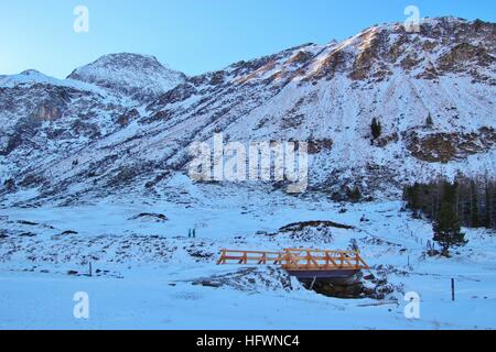 Pont de bois sur un Creek dans les montagnes en hiver, à la tête de la vallée de Gastein, l'Autriche, l'Europe. Banque D'Images