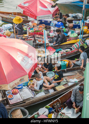 Marché flottant en Thaïlande, Amphawa. Dans l'Amphawa Province Samut Songkhram est une communauté traditionnelle le long des canaux locaux. Banque D'Images