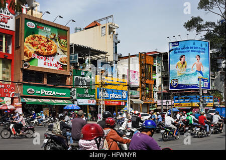 L'heure de pointe, les usagers des taxis voitures motos scooters Cuisiniere street - Nga Sau Cong Hoa Ho Chi Minh Ville (Saigon) Vietnam Banque D'Images