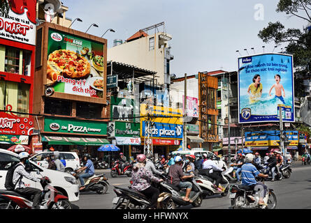 L'heure de pointe, les usagers des taxis voitures motos scooters Cuisiniere street - Nga Sau Cong Hoa Ho Chi Minh Ville (Saigon) Vietnam Banque D'Images