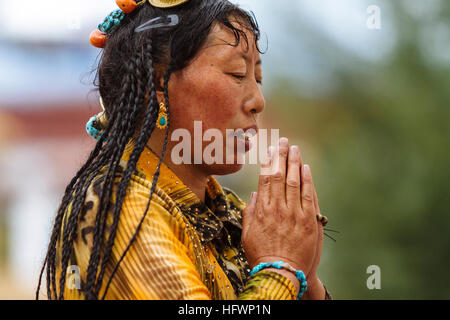 Lhassa, Tibet - l'avis de nombreux pèlerins au Temple Jokhang Square dans la journée. Banque D'Images