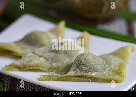 Kyoto traditionnel haricot rouge en forme de triangle Mochi Matcha Banque D'Images
