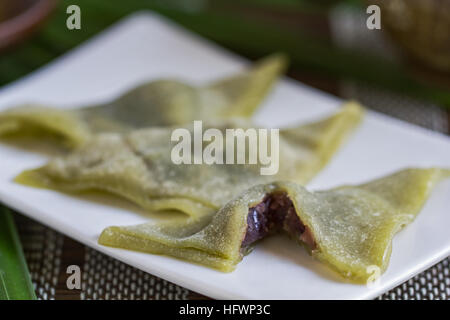 Kyoto traditionnel haricot rouge en forme de triangle Mochi Matcha Banque D'Images