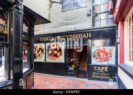 Choccywoccydoodah avant boutique et windows dans les ruelles de Brighton, avec ses couleurs d'affichage de Noël, Brighton, UK Banque D'Images