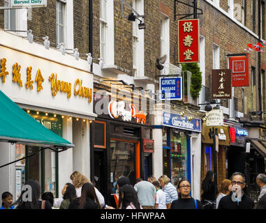 Scène de rue à Chinatown surpeuplé, Westminster, dans le West End de Londres, W1 Banque D'Images