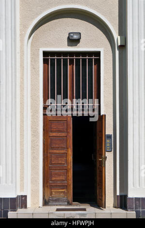 Ouvrez la porte en bois vintage et de systèmes d'alarme dans la vieille maison. Journée ensoleillée piscine shot Banque D'Images