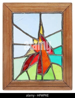 Simple abstract handmade vitrail dans un cadre en bois. Morceaux de verre de couleur sont fixées par de la colle. Isolé Banque D'Images