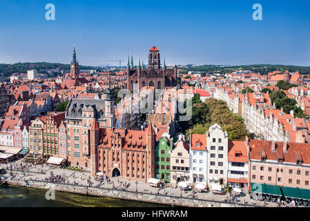 Vieille ville de Gdansk en Pologne avec l'église gothique St Mary, l'Hôtel de Ville, porte de la gare, la tour des maisons historiques et de la promenade Banque D'Images