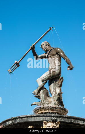 Statue de Neptune et de la fontaine de Gdansk, en Pologne, datant de 1549, on blue sky Banque D'Images