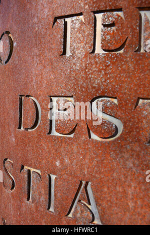 La gravure des lettres sur le métal de la rouille Banque D'Images