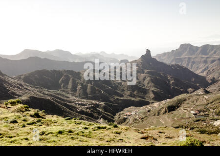 Vue de la Fogalera au premier plan, la Montagne de la Roque Nublo middleground et Altavista en arrière-plan. Trois des roches volcaniques sur l'Est Banque D'Images