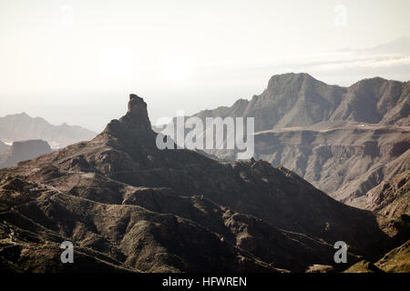 Vue sur montagne Roque Nublo en premier plan et la Fogalera dans l'arrière-plan, deux des roches volcaniques sur l'île de Gran Canaria, Canary Isla Banque D'Images