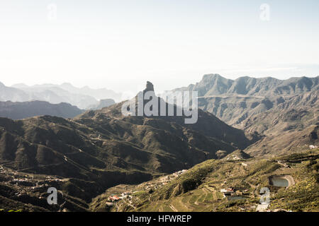 Vue sur montagne Roque Nublo en premier plan et la Fogalera dans l'arrière-plan, deux des roches volcaniques sur l'île de Gran Canaria, Canary Isla Banque D'Images