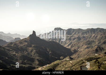 Vue de La Roque Nublo Mountain dans le premier plan avec Fogalera La montagne dans l'arrière-plan, deux des roches volcaniques sur l'île de Gran Canari Banque D'Images