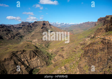 Vue de Macizo de Amurga qui surplombe le Barranco de Fataga, l'un des montagnes volcaniques à Gran Canaria. Banque D'Images