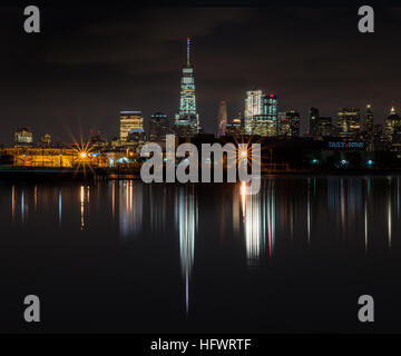 New York city's One World Trade Center et New York cityscape vu de New Jersey et avec les bâtiments dans l'eau Banque D'Images