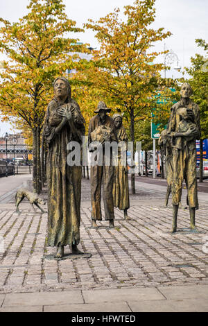 La famine statues, dans Custom House Quay Dublin Docklands, dans l'artiste Rowan Gillespie, Dublin, Irlande Banque D'Images