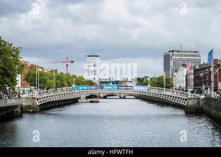 À l'est le long de la rivière Liffey, halfpenny bridge avec des bannières soutenir l'équipe de football de Dublin, Dublin, Irlande Banque D'Images