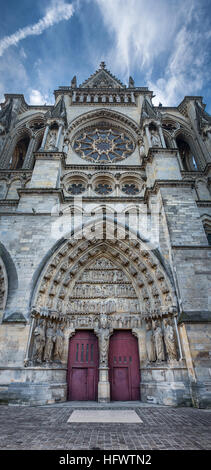 Vue panoramique sur le portail latéral de la cathédrale de Reims en journée ensoleillée, France Banque D'Images