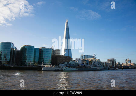 Le Shard vue de la Tamise et le HMS Belfast au premier plan de Londres, Royaume-Uni. Banque D'Images