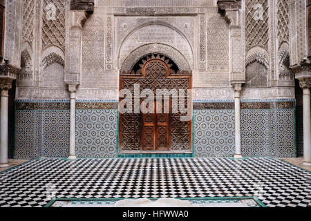 L'intérieur de la madrasa Al Atterine au cœur de la médina, Fès, Maroc. Montrant l'élaboration de sculpture sur bois et enduits. Banque D'Images
