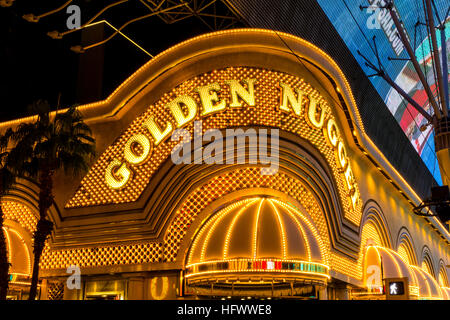 Las Vegas - Circa Décembre 2016 : néon extérieur du Golden Nugget. Le Golden Nugget a ouvert ses portes en 1946 et fait partie de Landry's I Banque D'Images