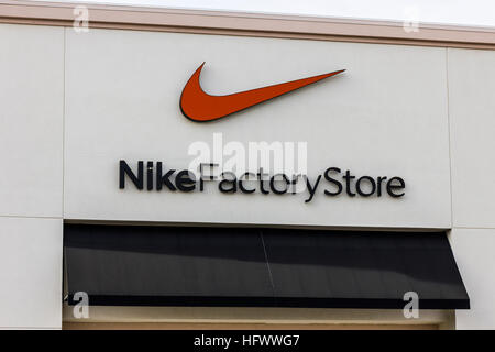 Las Vegas - Circa Décembre 2016 : Nike Factory Store Strip Mall. Nike est l'un des plus grands fournisseurs de chaussures de sport et vêtements II Banque D'Images