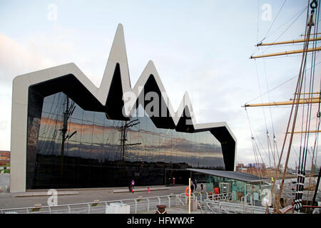 Le musée au bord des transports à Glasgow, Ecosse et la Tall Ship Glenlee. Banque D'Images