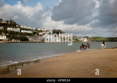 L'exercice de chevaux sur la plage à Salcombe, Devon du sud Banque D'Images