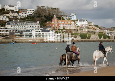 L'exercice de chevaux sur la plage à Salcombe, Devon du sud Banque D'Images