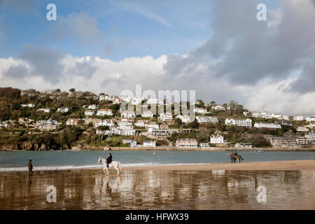 L'exercice de chevaux sur la plage à Salcombe, Devon du sud Banque D'Images