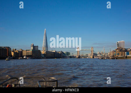 Vue sur le Tower Bridge, le Shard et Londres à partir d'un bateau-ferry sur la Tamise Banque D'Images