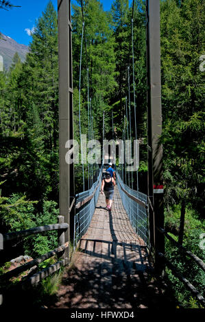 Randonnée sur un pont suspendu à Val Senales () Schnalstal, Trentin-Haut-Adige, Italie Banque D'Images