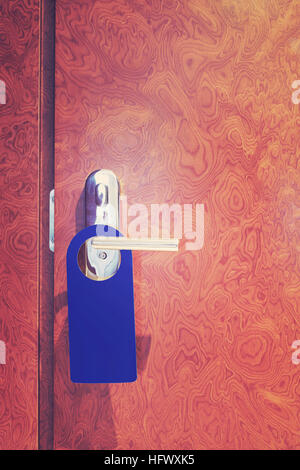 Chambre d'hôtel aux tons Vintage porte fermée avec cintre, copie espace d'inscription comme ne pas déranger ou faire de l'espace. Banque D'Images