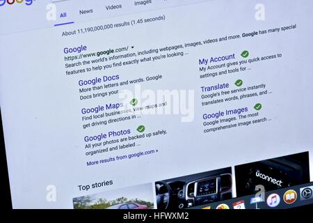 Un Apple Macbook Pro afficher la page web de Google Banque D'Images