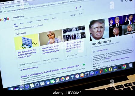Un Apple Macbook Pro de l'affichage d'une simple recherche google de Donald Trump Banque D'Images