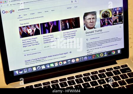 Un Apple Macbook Pro de l'affichage d'une simple recherche google de Donald Trump Banque D'Images