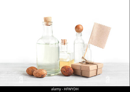 Divers médicaments ou des flacons de parfum, de l'artisanat fort et balise vide sur la table en bois blanc Banque D'Images