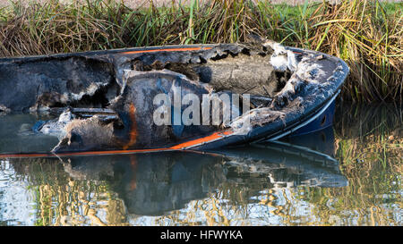 Proue de bateau canal partiellement submergé après feu.coque de bateau étroit dans Kennet and Avon Canal après avoir détruit par le feu Banque D'Images