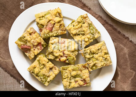 Crumble rhubarbe fraîchement cuits sur la plaque, morceaux de gâteau frais généraux photographié avec une lumière naturelle (Selective Focus, Focus sur le dessus du gâteau pièces) Banque D'Images