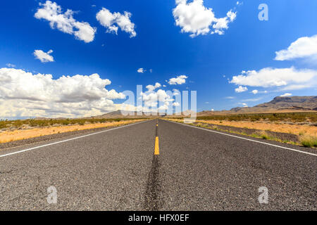 La route de comté 91 Littlefield, AZ 86432, USA. Route sans fin dans le désert de l'Arizona. Banque D'Images