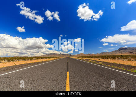 La route de comté 91 Littlefield, AZ 86432, USA. Route sans fin dans le désert de l'Arizona. Banque D'Images