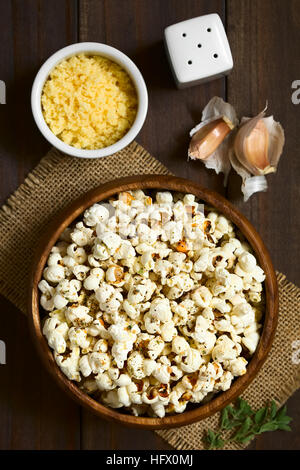 Sarriette fraîche maison du popcorn avec du fromage, l'ail et l'origan séché dans le bol en bois, frais généraux photographié avec une lumière naturelle Banque D'Images