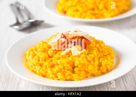 Risotto de carottes fraîches faites maison avec purée de carotte, garnie de carottes rôties et du fromage dur Banque D'Images