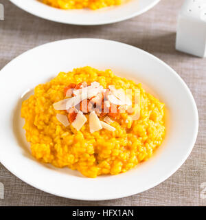 Risotto de carottes fraîches faites maison avec purée de carotte, garnie de carottes rôties et du fromage dur Banque D'Images